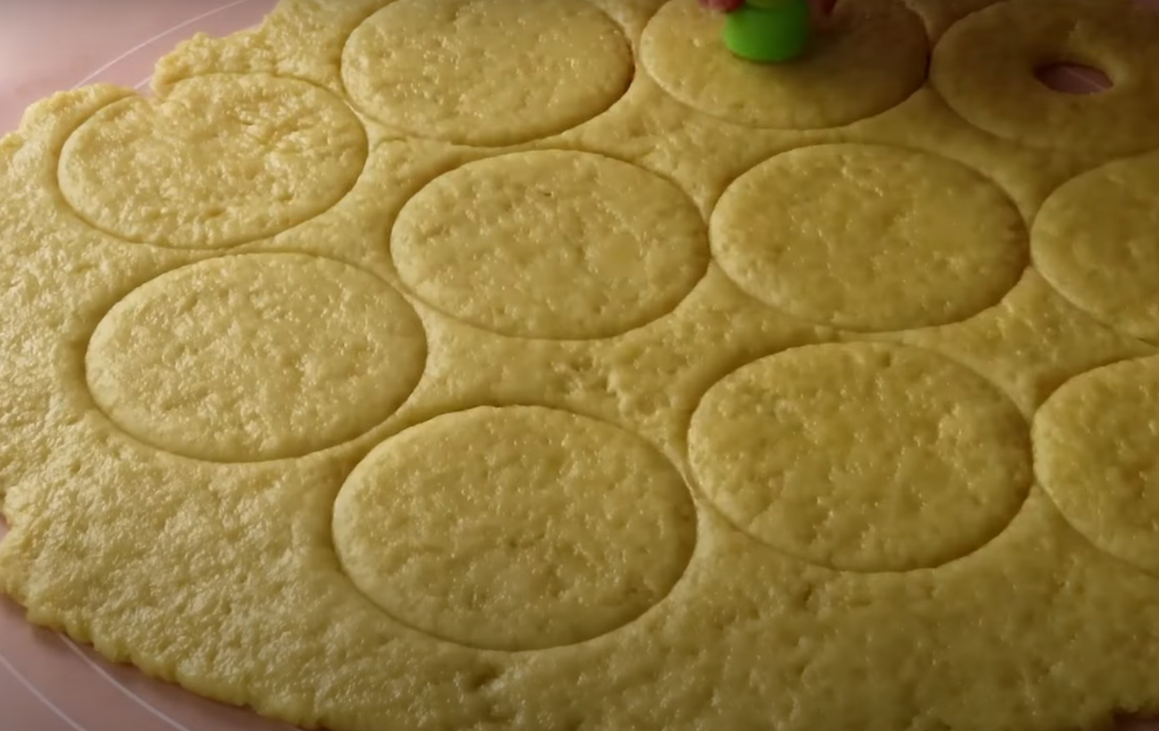 Ароматні пончики на сметані: неймовірно смачний і швидкий десерт